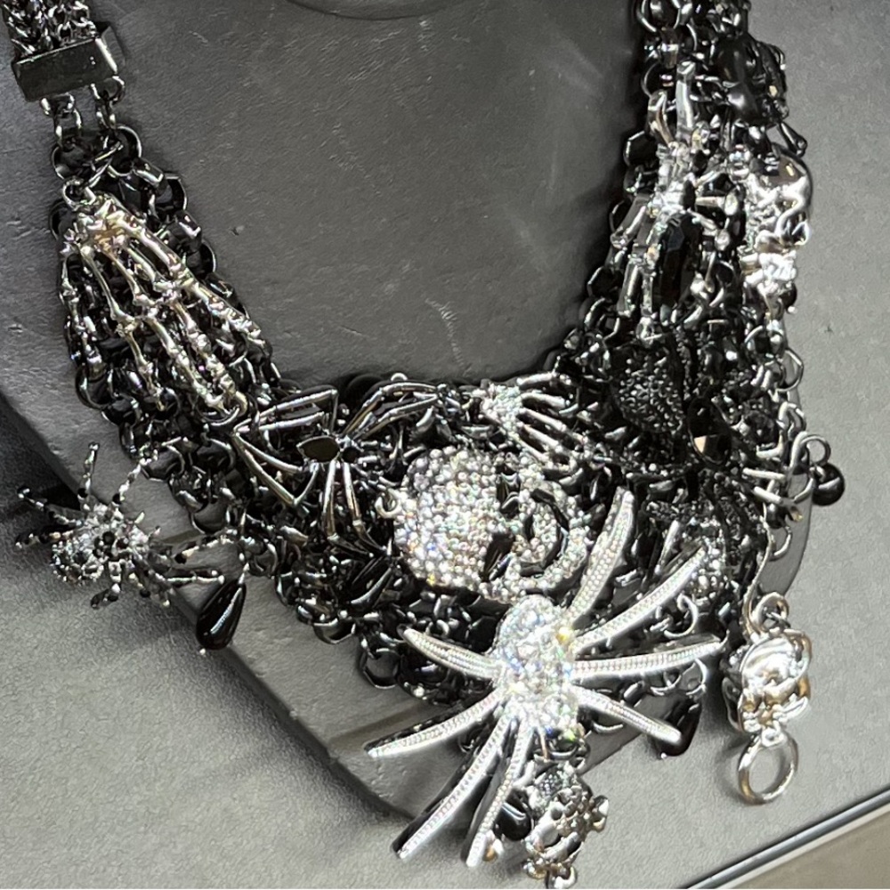 NWT ⚜️🖤⚜️ Natasha Spider and Skull Rhinestone Statement Necklace - Picture 10 of 15